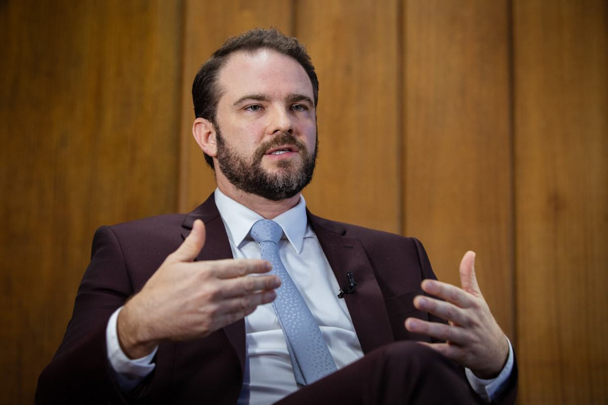 Ministro fala em revis&atilde;o da aposentadoria militar