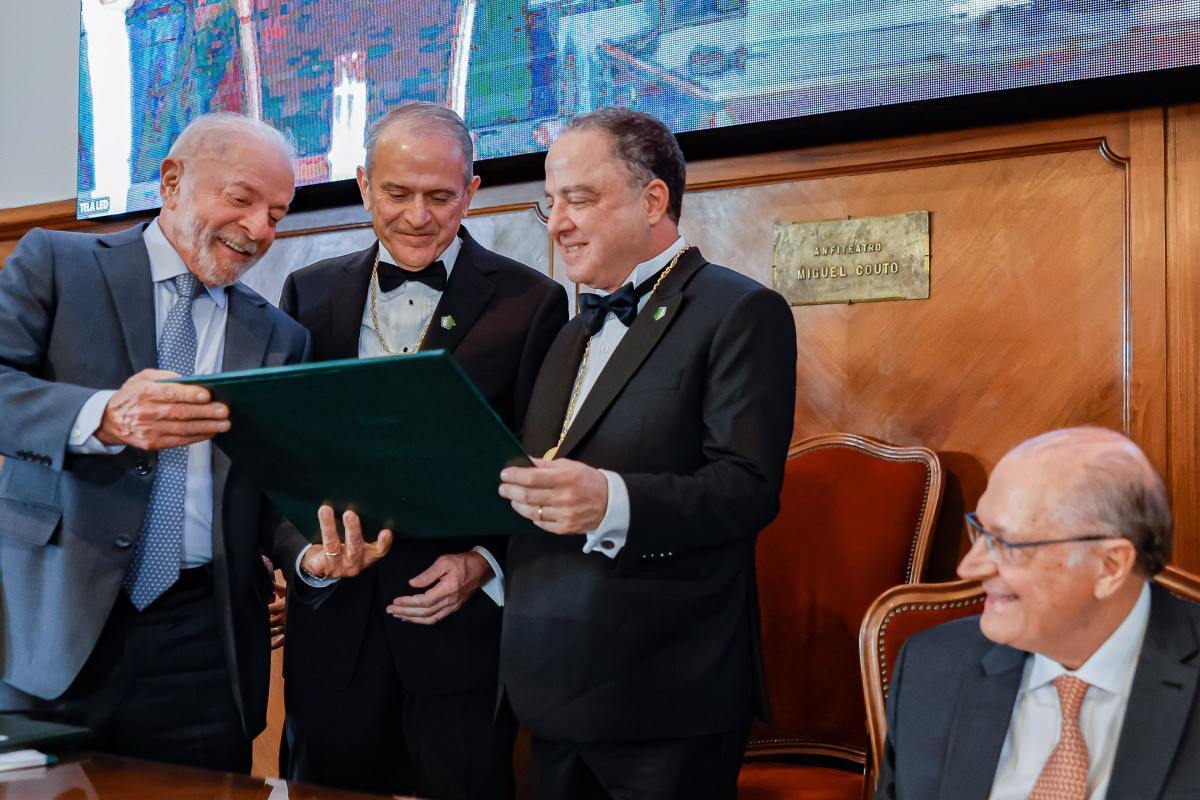 O cardiologista já cuidou da saúde de Lula e o presidente fez questão de prestigiá-lo. Na foto, Lula e Kalil com o presidente da ANM, Antonio Egidio na posse. À direita, o vice-presidente Geraldo Alckmin