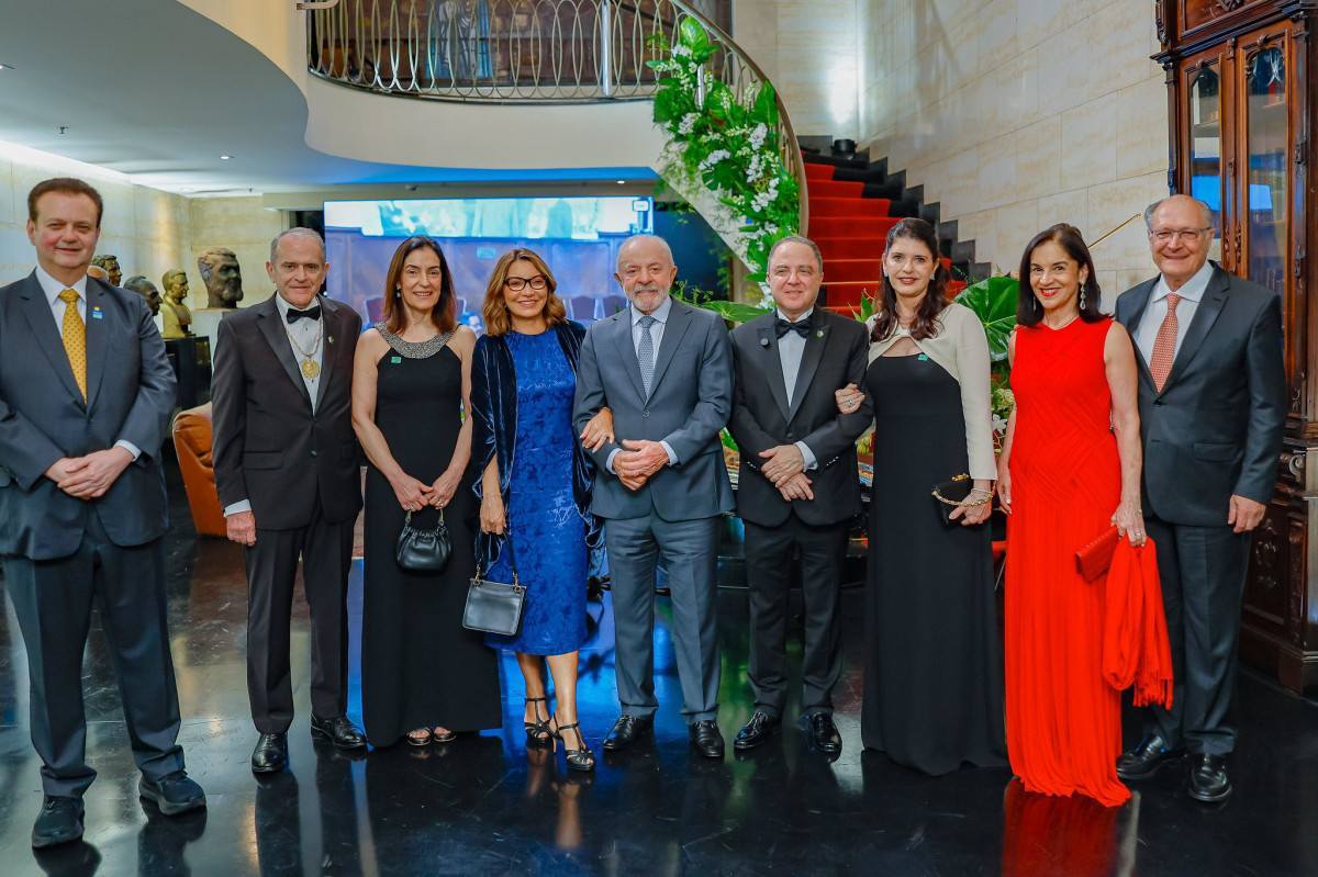 Na seq.: Gilberto Kassab; o presidente da ANM, Antonio Egídio Nardi e sua esposa Andréia; a primeira-dama Janja; o presidente Lula; o empossado Roberto Kalil Filho com sua esposa Claudia Cozer; e o vice-presidente Geraldo Alckmin com sua esposa Maria Lúcia