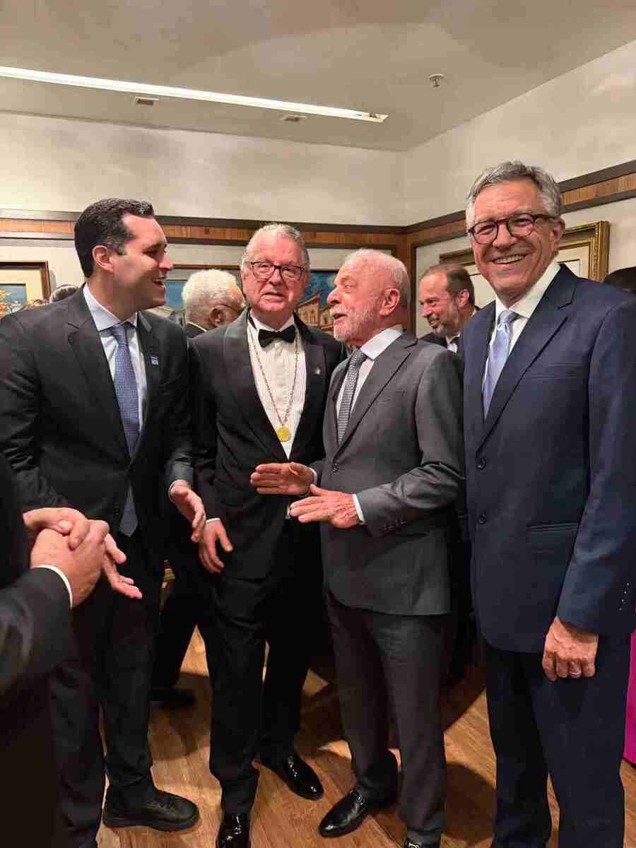 O médico e acadêmico Jair de Carvalho e Castro, ladeado pelo prefeito do Rio, Eduardo Cavaliere (e) e pelo presidente Lula e o ministro da Saúde, Alexandre Padilha (d)