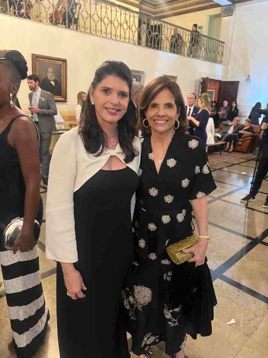 Claudia Cozer, esposa de Kalil, com Cristina Moura Brasil