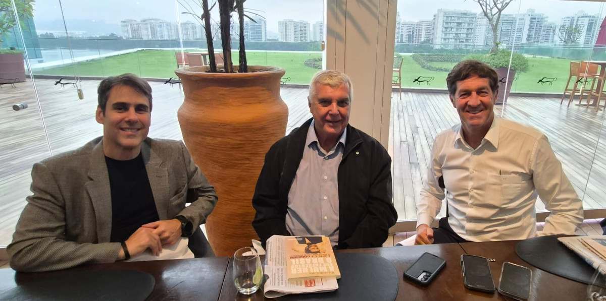O presidente do HotéisRio, Alfredo Lopes, ao centro, com Vander Giordano (d), vice presidente da Multiplan; e Carlos Felipe de Carvalho (e), presidente da Carvalho Hosken