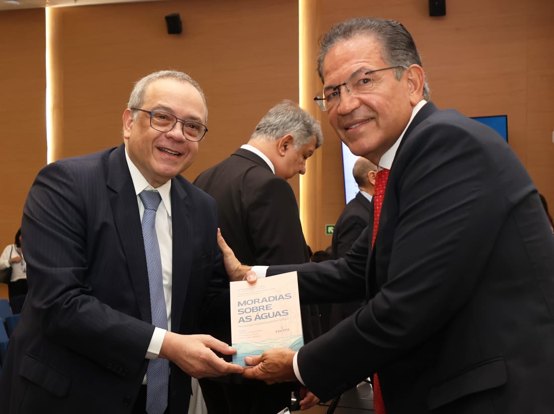 Durante o lançamento do livro, o desembargador do TRF2 Luiz Paulo Araújo com o ministro Mauro Campbell