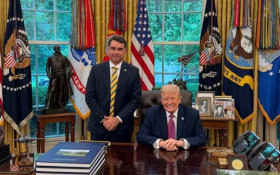 Fl&aacute;vio Bolsonaro &eacute; recebido por Trump na Casa Branca