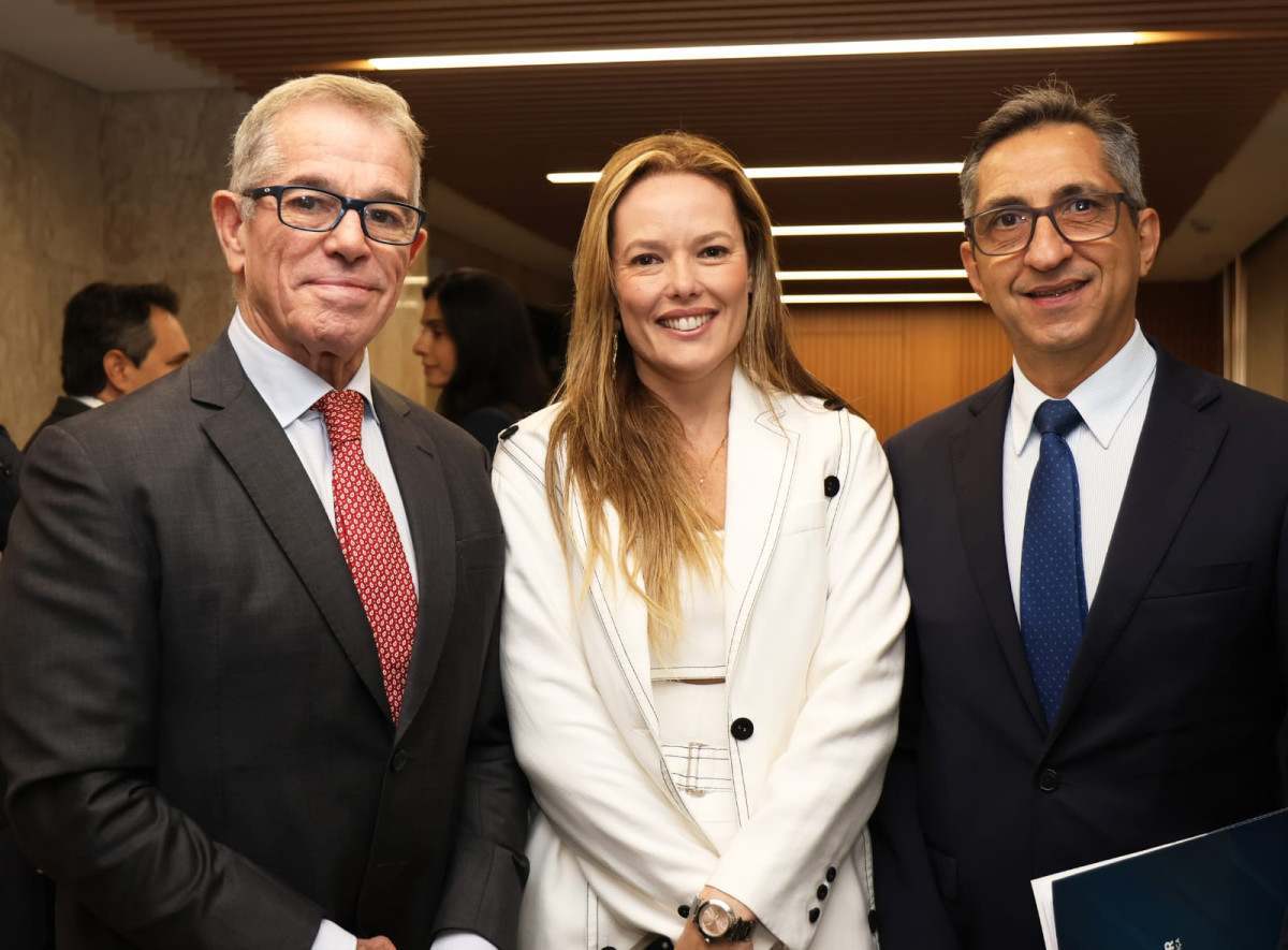 O ministro Antônio Saldanha, com Erika Branco e Cesar Cury
