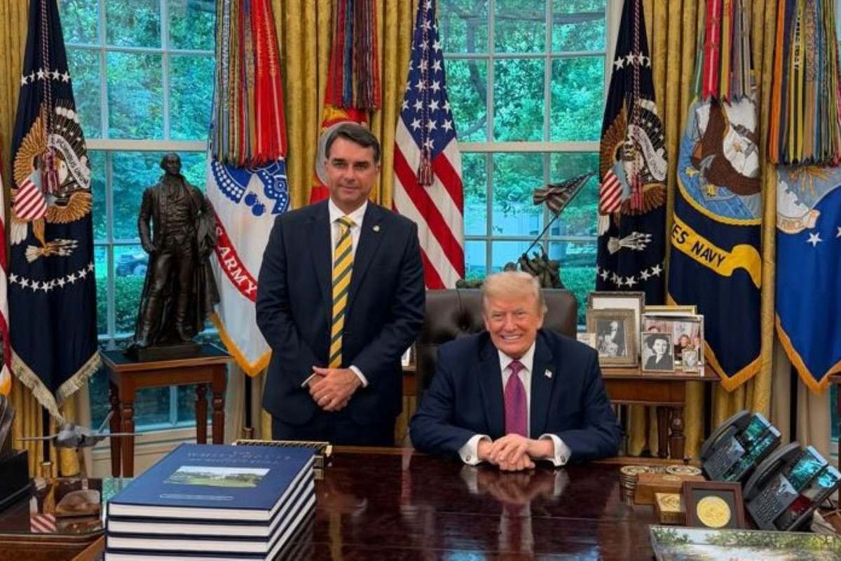 Fl&aacute;vio Bolsonaro &eacute; recebido por Trump na Casa Branca