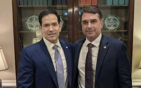 Fl&aacute;vio se encontra com vice e secret&aacute;rio de Trump