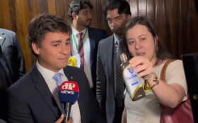 V&iacute;deo: Nikolas "ganha" &oacute;leo de peroba de S&acirc;mia Bomfim durante entrevista