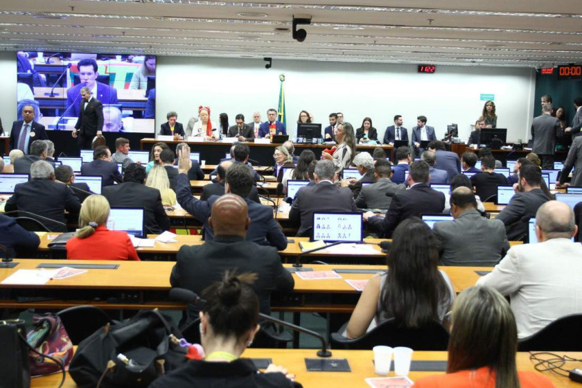 Comiss&atilde;o especial aprova fim da escala 6x1
