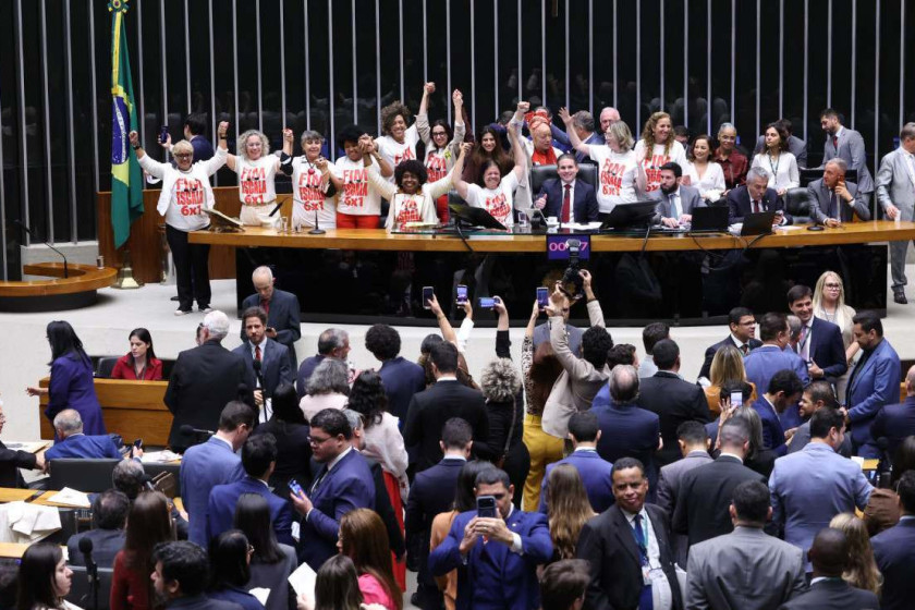 PEC do fim da escala 6X1 agora depende do Senado