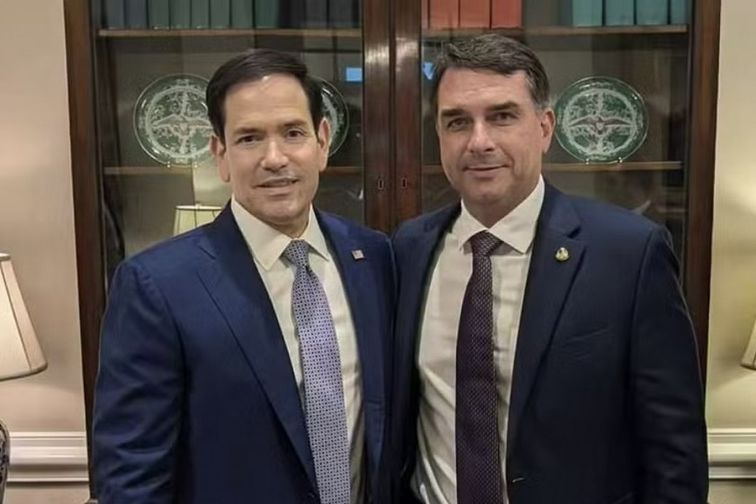 Fl&aacute;vio se encontra com vice e secret&aacute;rio de Trump