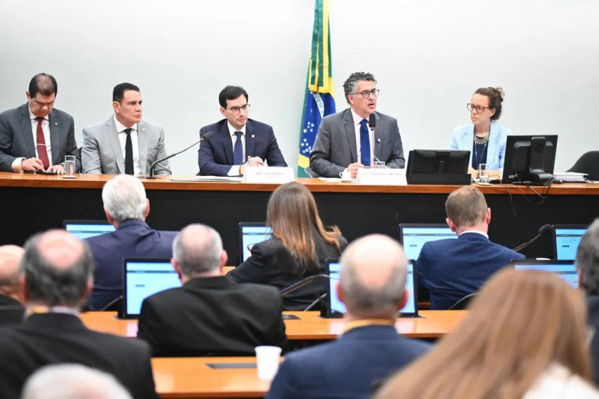 C&acirc;mara acelera PEC que pode acabar com a escala 6x1