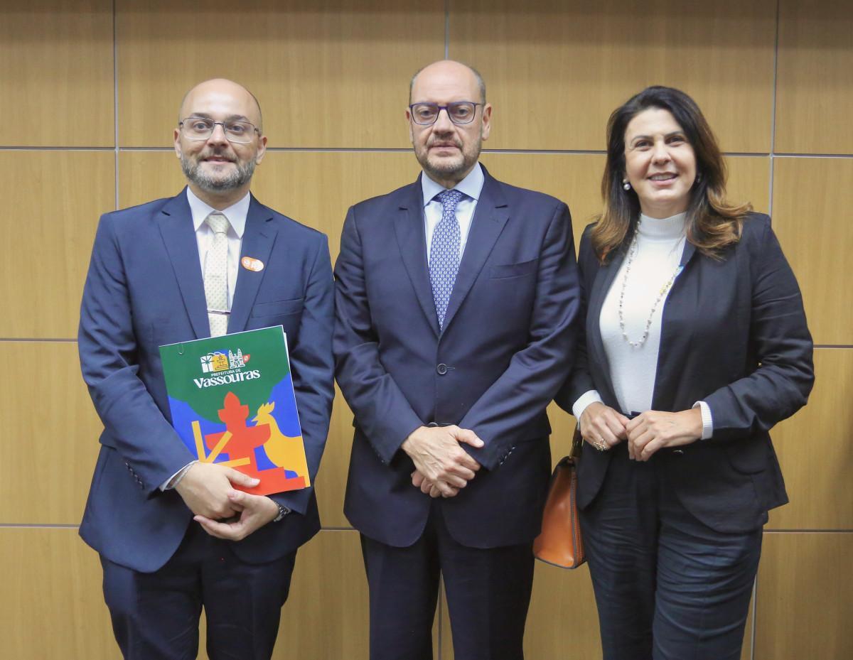 Desembargador Ricardo Couto ladeado pela Prefeita de Vassouras, Rosi Silva, e pelo secretário Rubens Andrade