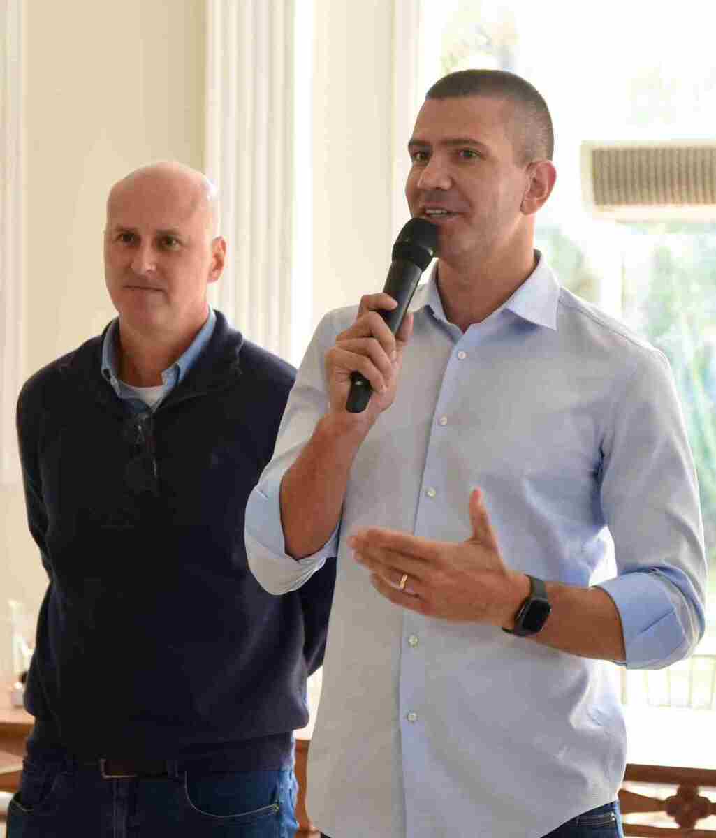 Douglas Ruas ao lado do prefeito de Resende, Tande Vieira