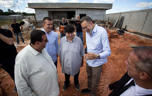Neto se re&uacute;ne com Douglas Ruas e discute andamento de obras