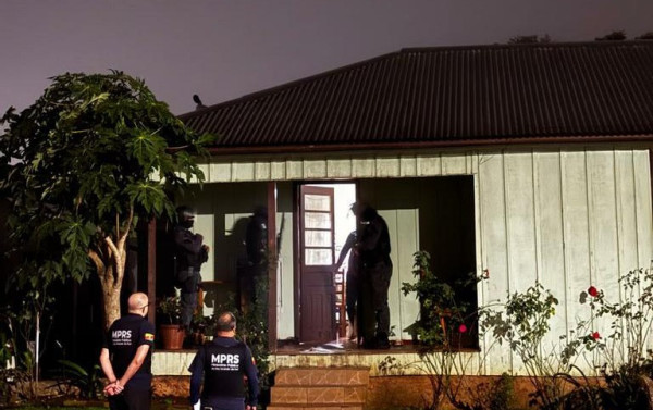 Ainda de madrugada, Minist&eacute;rio P&uacute;blico do Rio Grande do Sul cumpre opera&ccedil;&atilde;o em Liberato Salzano