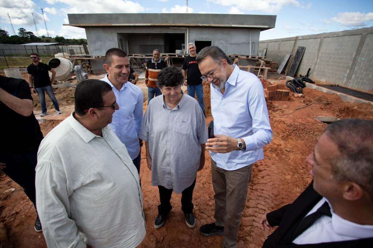 Neto se re&uacute;ne com Douglas Ruas e discute andamento de obras