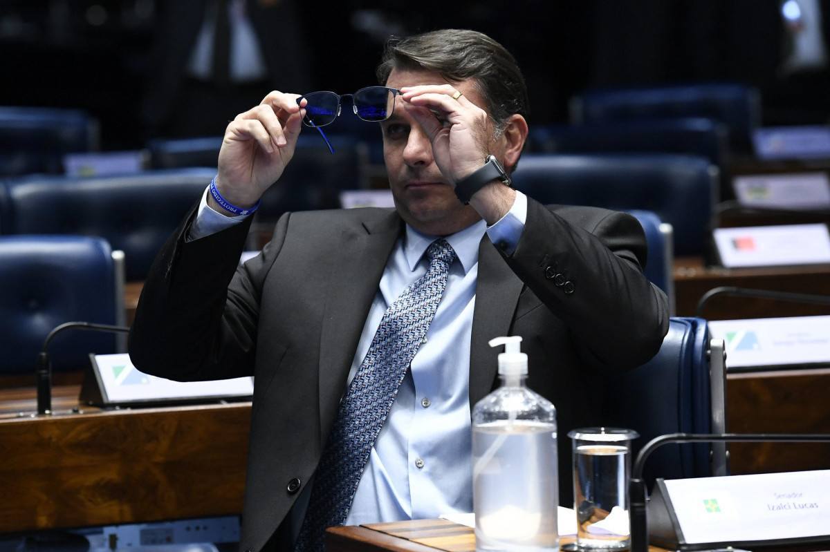 Fl&aacute;vio Bolsonaro promete criar 500 mil vagas em pres&iacute;dios
