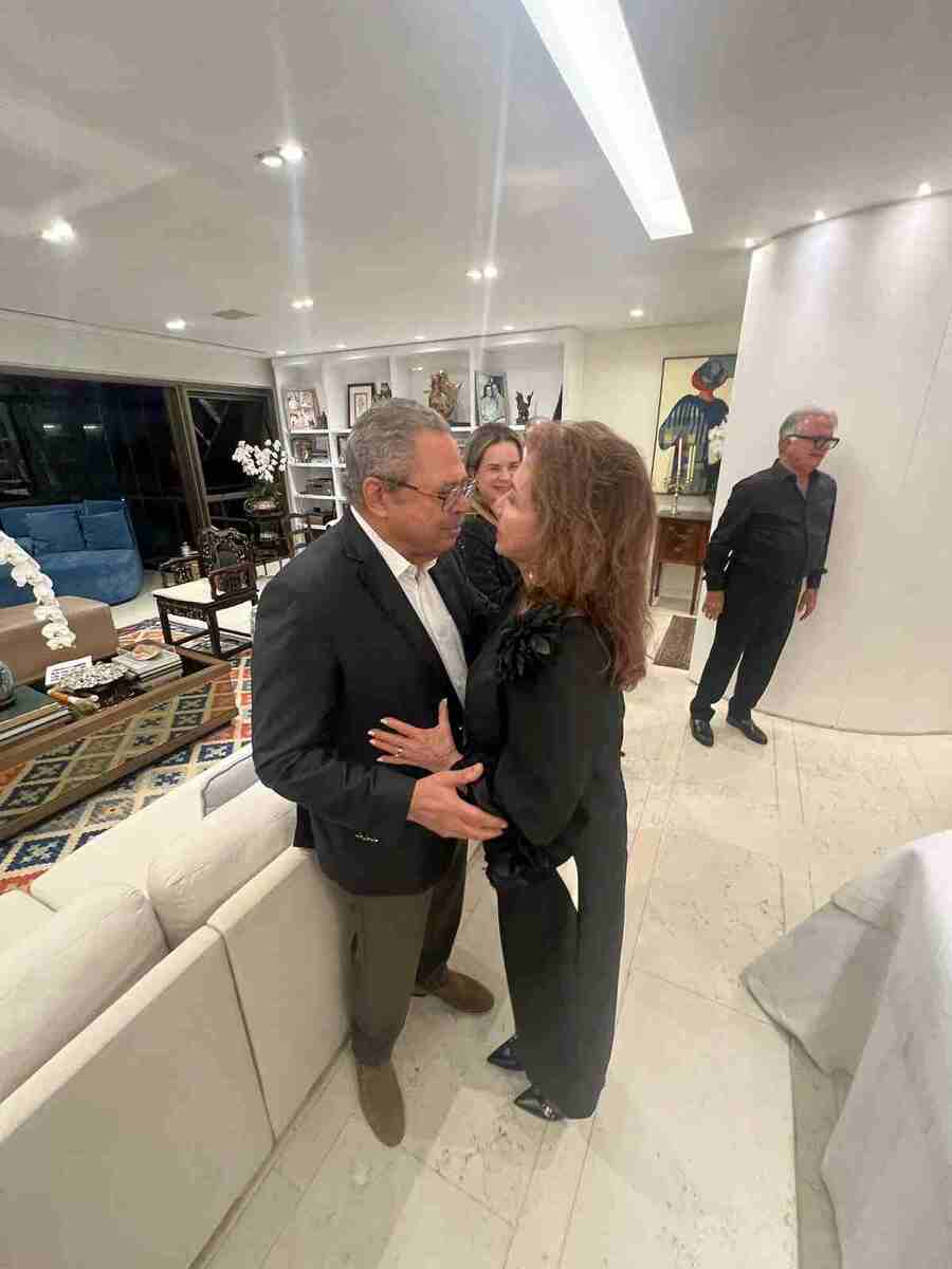 Na foto, a aniversariante Maria Inês Narciso com o seu marido, o jornalista mineiro e colunista do Correio da Manhã, Paulo Cesar Oliveira