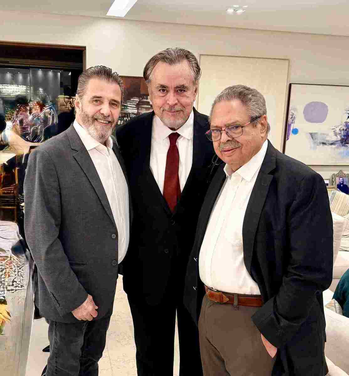 Cláudio Pereira, Cláudio Magnavita e Paulo Cesar Oliveira durante o jantar oferecido por Lucia e Pedro Grossi na Gávea