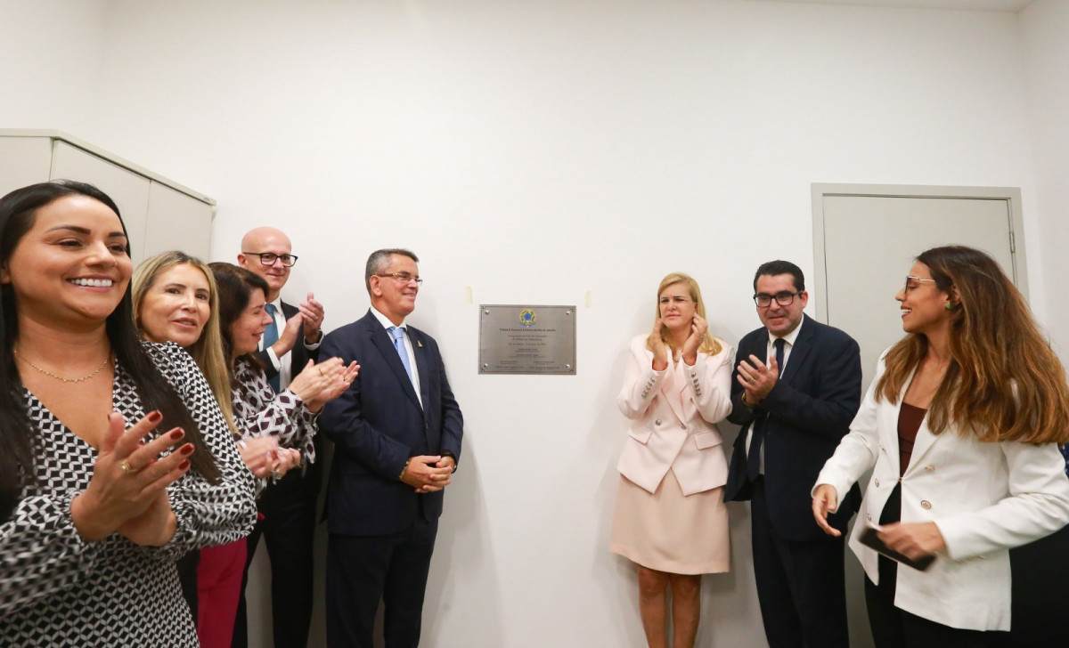 O Tribunal Regional Eleitoral do Rio inaugurou a Sala da Advocacia em cerimônia com as presenças do presidente do Tribunal, desembargador Claudio de Mello Tavares; da presidente da OAB-RJ, Ana Tereza Basilio; a vice-presidente da OAB-RJ, Sylvia Drumond; o vice-presidente e corregedor do TRE-RJ, desembargador Fernando Cerqueira Chagas; entre outras autoridades.