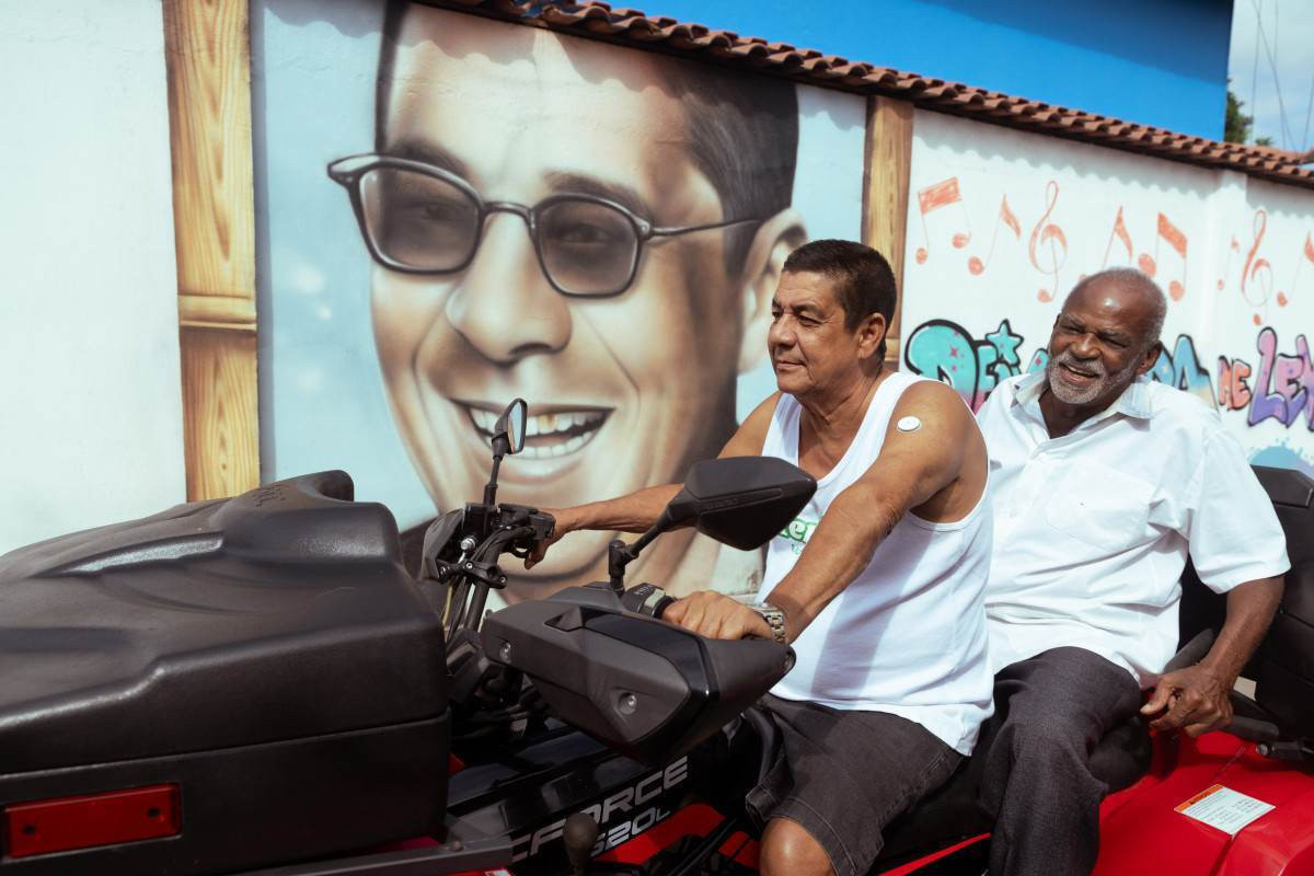Zeca Pagodinho acompanha grava&ccedil;&otilde;es de sua cinebiografia em Xer&eacute;m