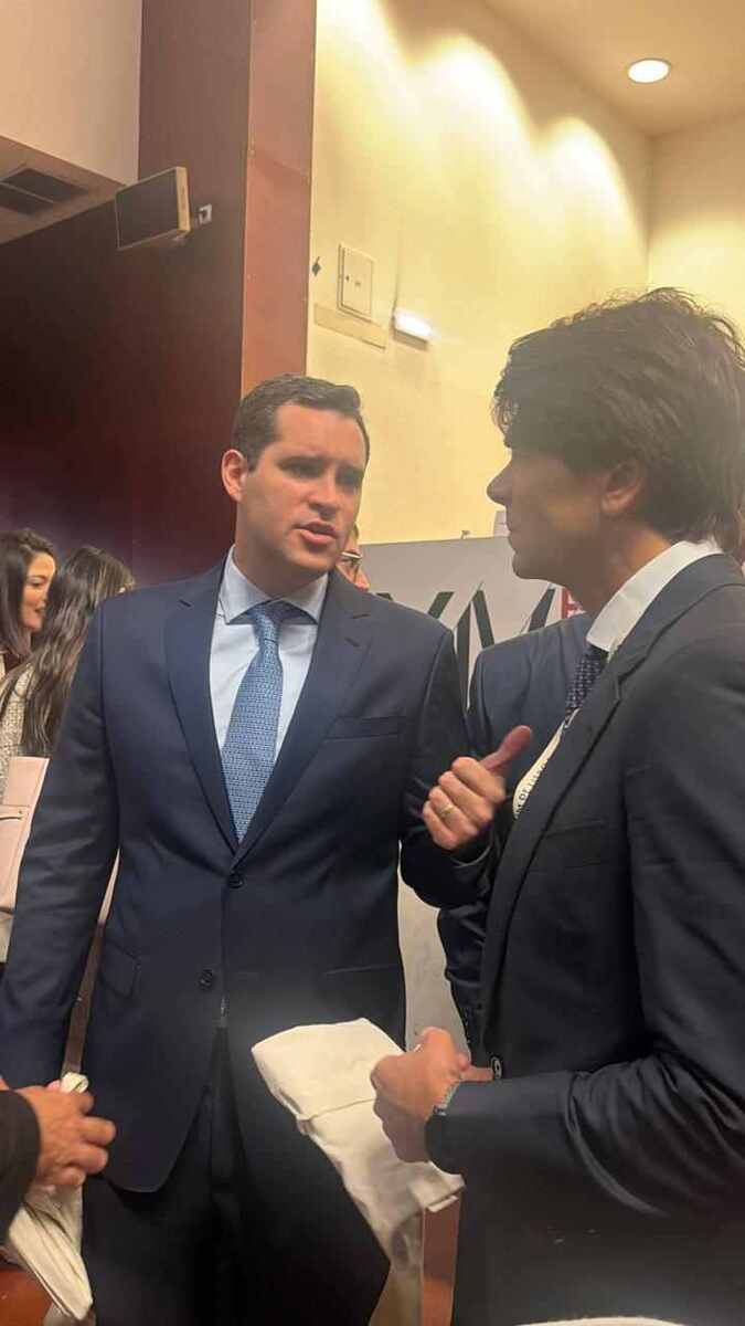 Durante conversa em Lisboa, o prefeito do Rio, Eduardo Cavaliere, e o deputado Pedro Paulo
