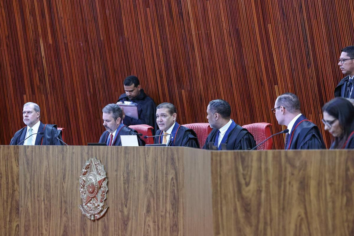 TSE mant&eacute;m Cl&aacute;udio Castro ineleg&iacute;vel at&eacute; 2030