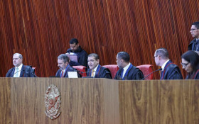 TSE mant&eacute;m Cl&aacute;udio Castro ineleg&iacute;vel at&eacute; 2030