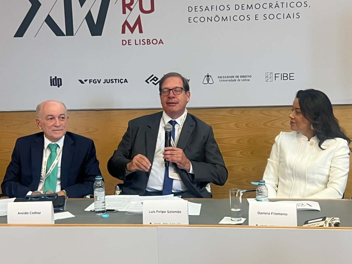 Aplaudida a moderação do ex-ministro do TCU, Aroldo Cedraz com o ministro Luiz Felipe Salomão, vice-presidente do STJ, e a jornalista Daniela Filomeno