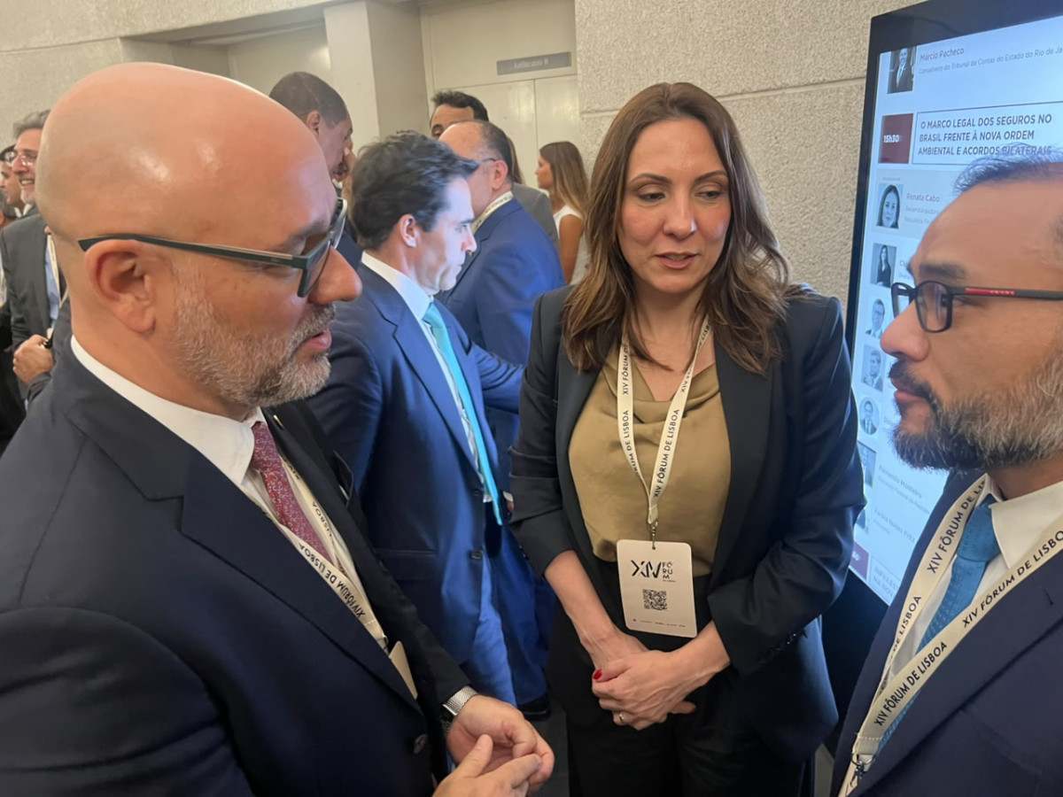 A diretora da CEDAE, Daniela Lemos, com o presidente do TCE-RJ, Márcio Pacheco (e); e Anselmo Leal, presidente da Aegea