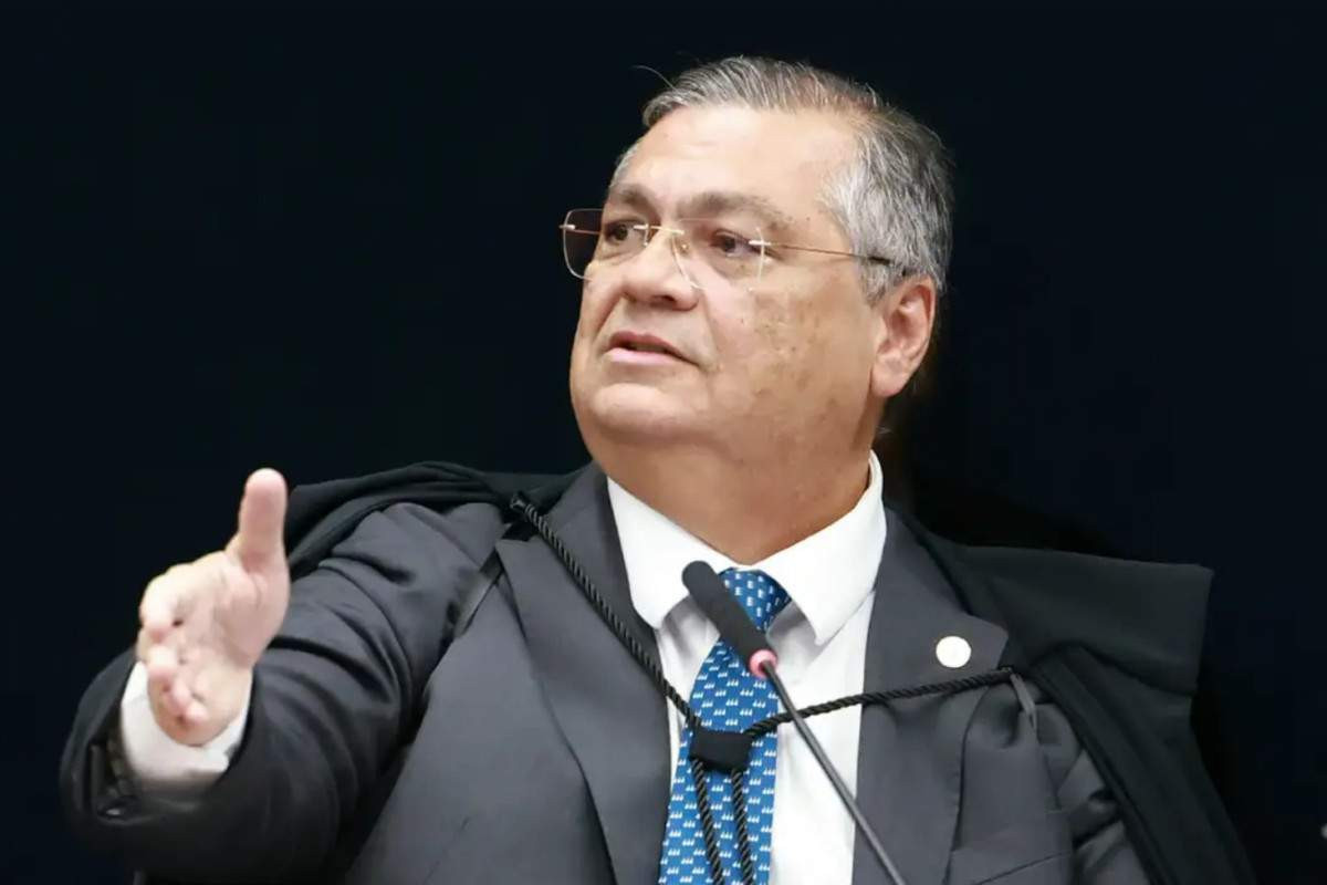 Dino p&ocirc;s fogo na cocheira