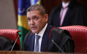 Nunes Marques suspende pesquisa que mostrou queda de Fl&aacute;vio Bolsonaro
