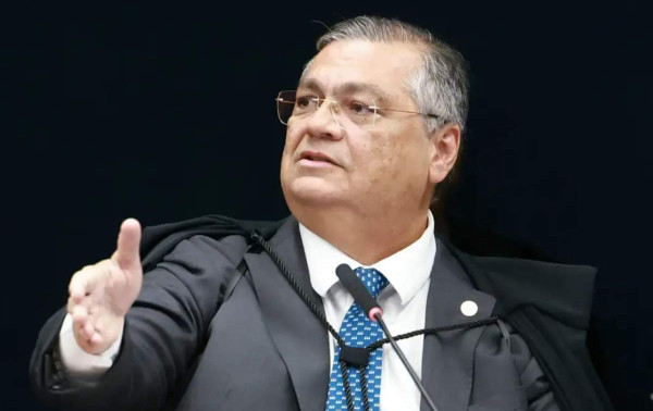 Dino p&ocirc;s fogo na cocheira