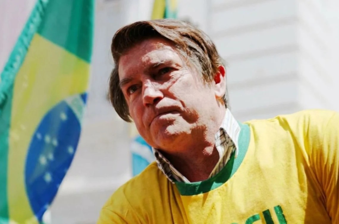 "Dark Horse" tamb&eacute;m pode ser "Cavalo Obscuro"