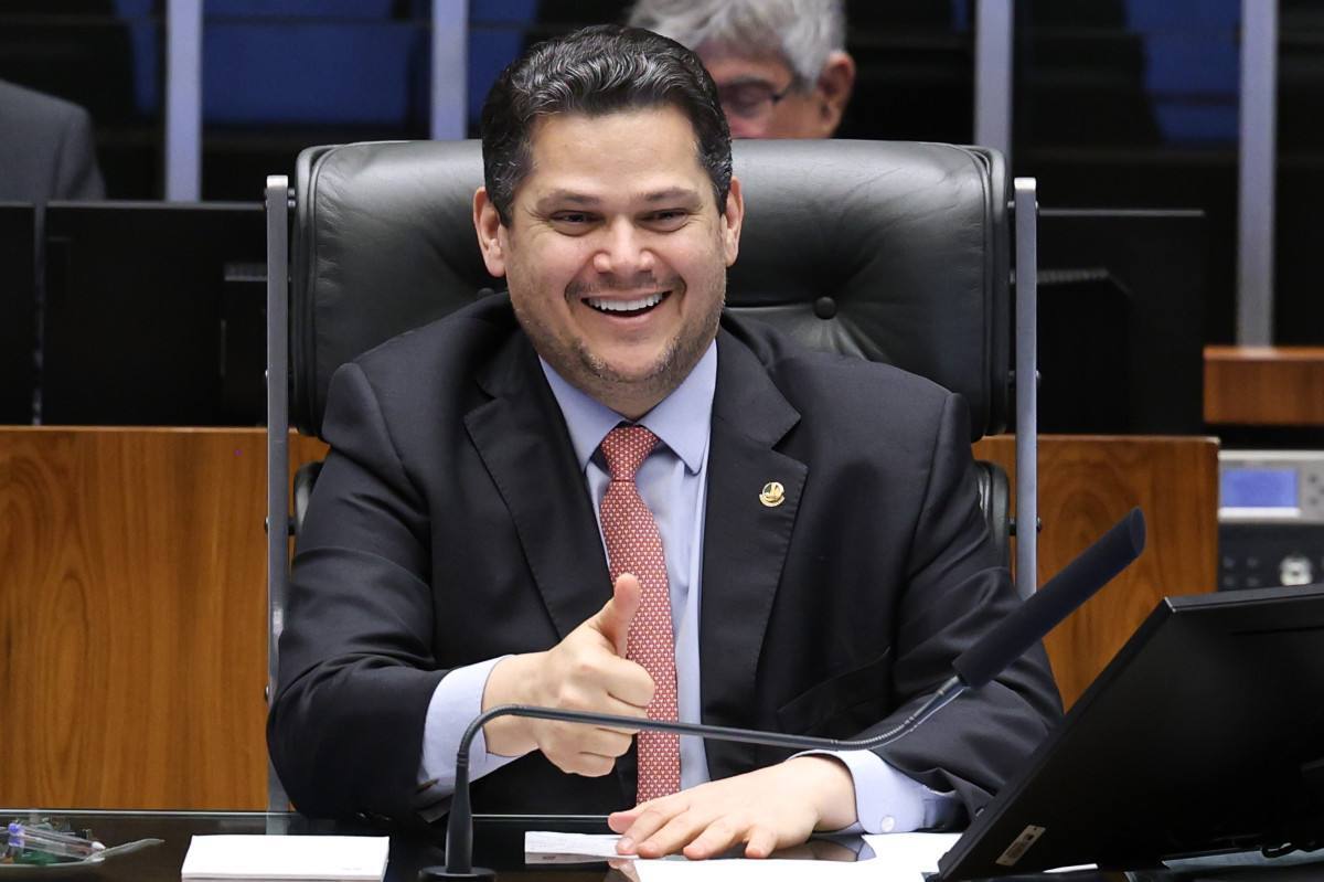 Senado define cronograma do fim da 6x1