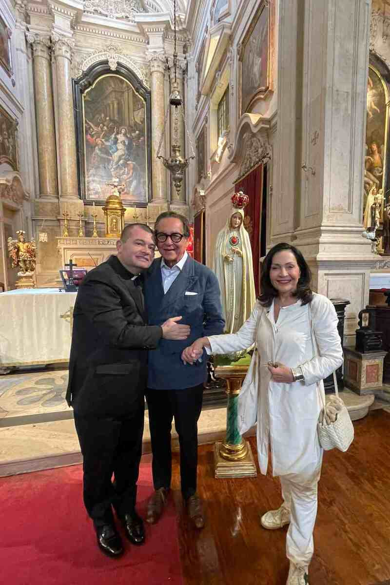 O casal, a jornalista Liliana Rodriguez e Nestor Rocha, conselheiro do TCMRio, com o padre baiano António Guerra