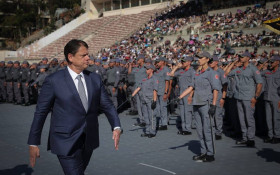 Tarc&iacute;sio participa da formatura de 1.014 policiais militares