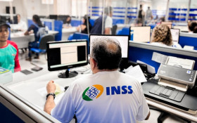 INSS remaneja servidores para ajudar na fila do BPC