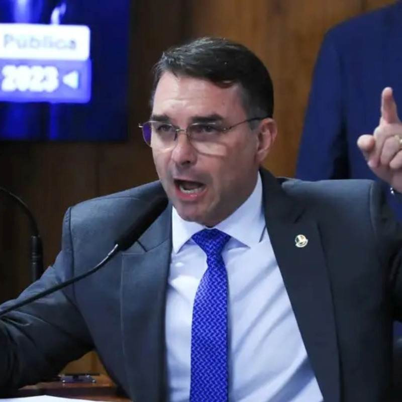 Flávio Bolsonaro reclamou de pesquisa que mostrou áudio enviado a Daniel Vorcaro