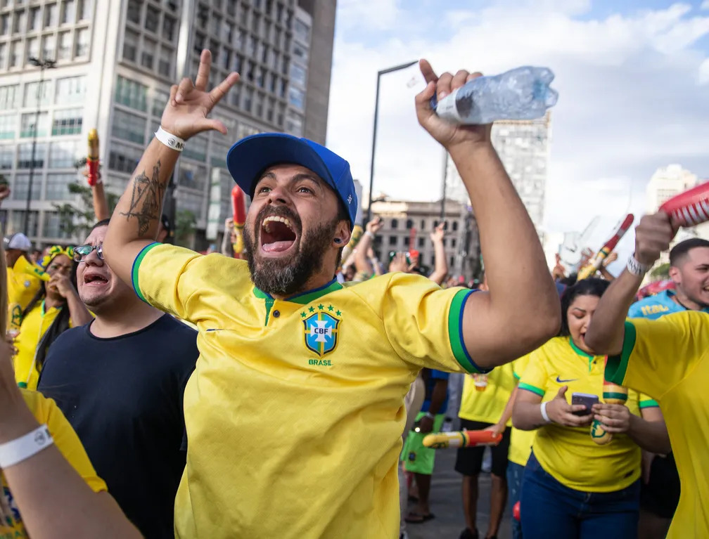 BRASILIANAS | Torcida do DF j&aacute; altera rotina e consumo &agrave;s v&eacute;speras da estreia da Copa