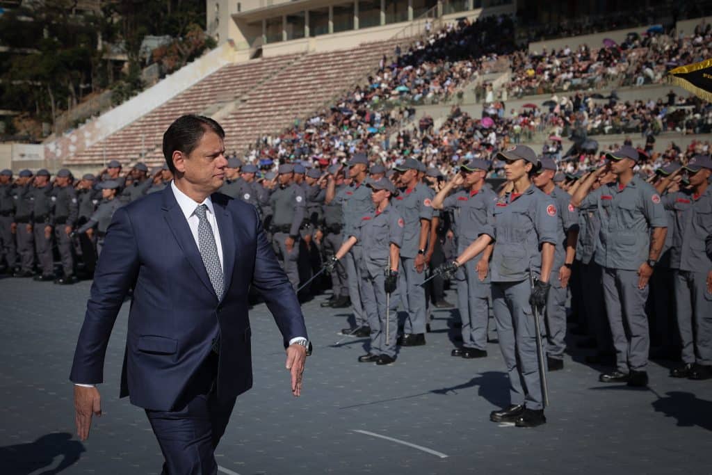 Tarc&iacute;sio participa da formatura de 1.014 policiais militares