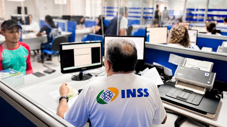 INSS remaneja servidores para ajudar na fila do BPC