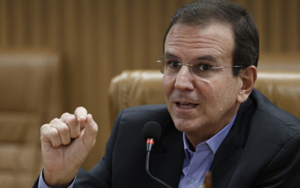 Coluna Magnavita | O barco ecl&eacute;tico da campanha de Paes