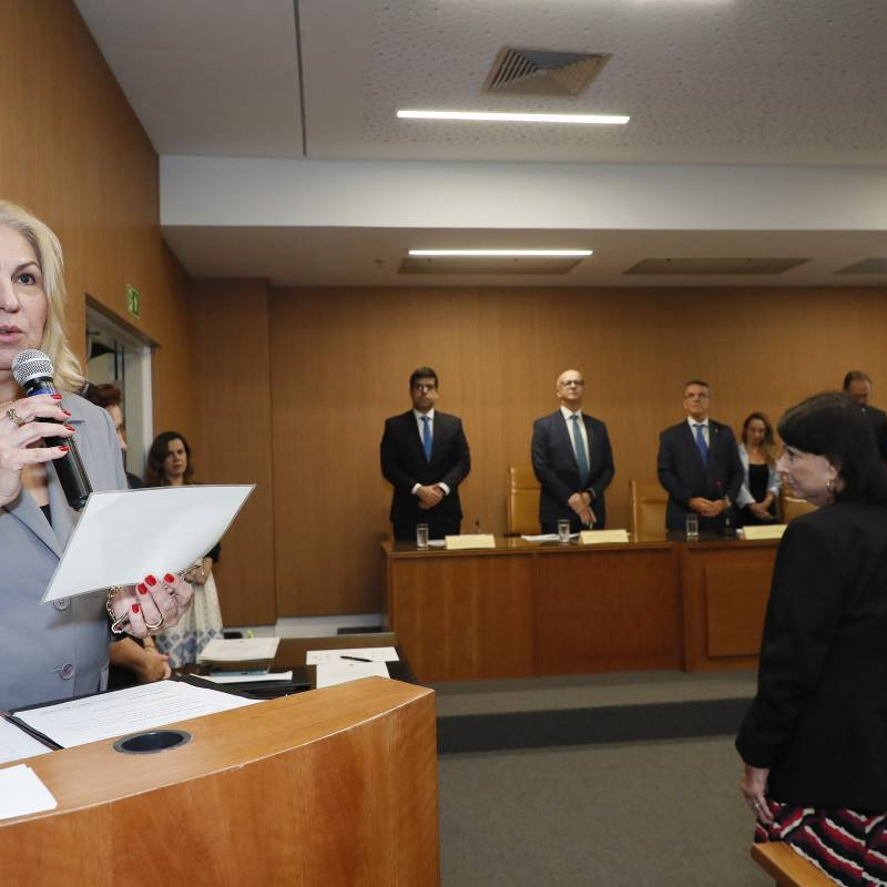 A juíza Erica de Paula Rodrigues da Cunha fez a leitura do compromisso legal