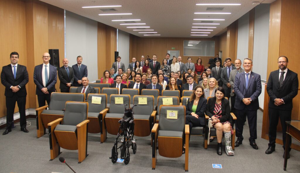 Coluna Magnavita | TRE‑RJ recebe 42 novos ju&iacute;zes e ju&iacute;zas eleitorais para assinatura do termo de posse
