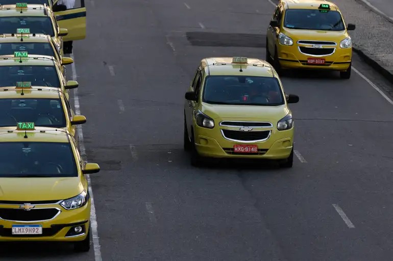 TST afasta v&iacute;nculo empregat&iacute;cio de taxistas no RJ