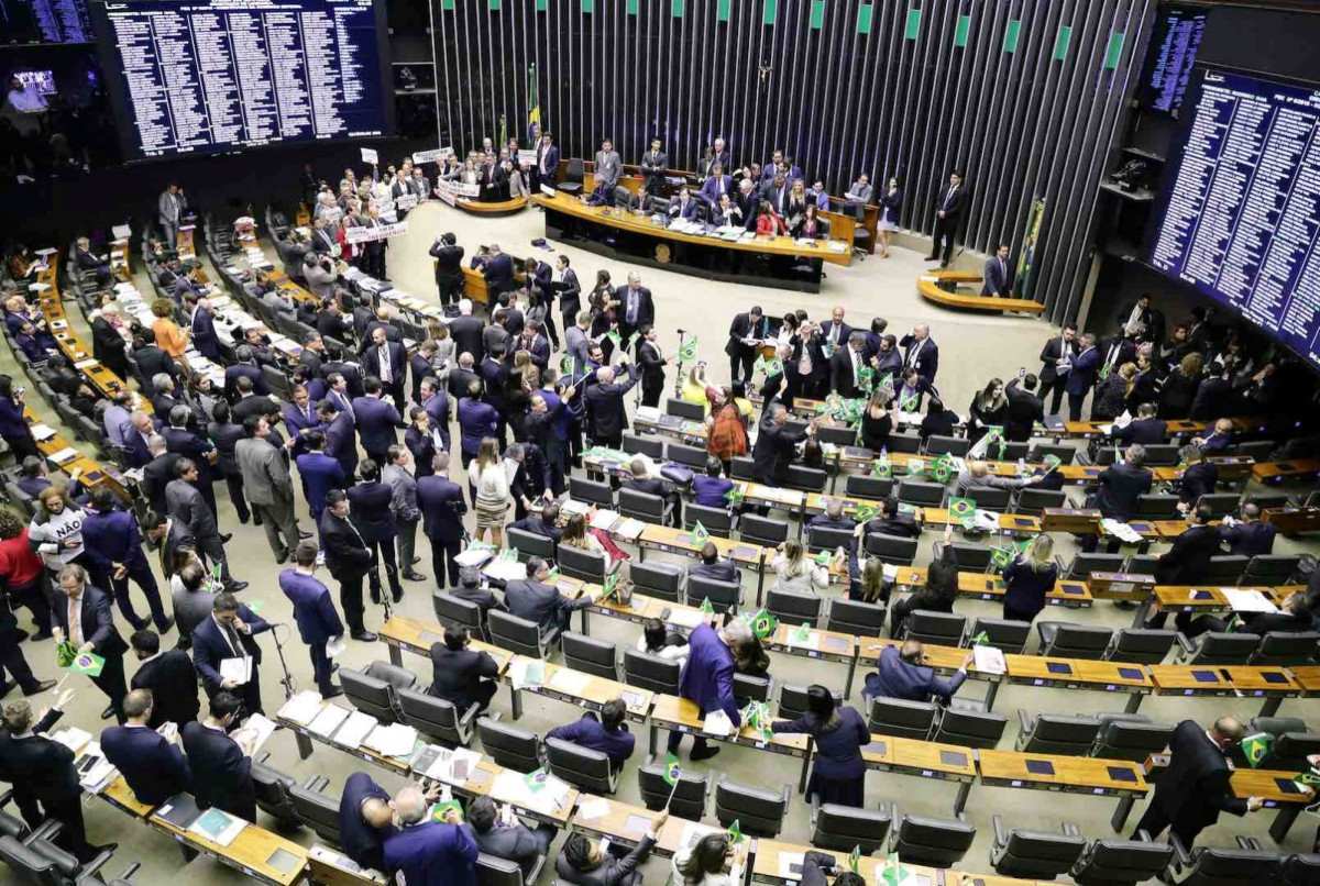 C&acirc;mara abre sess&atilde;o e impede an&aacute;lise da PEC da maioridade penal na CCJ