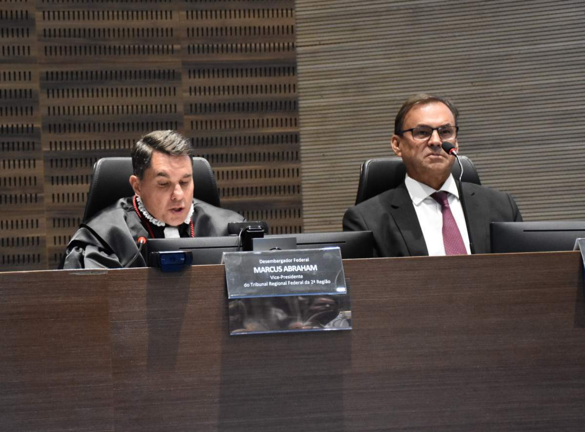 O vice-presidente do TRF2, desembargador federal Marcus Abraham e o desembargador Elton Leme