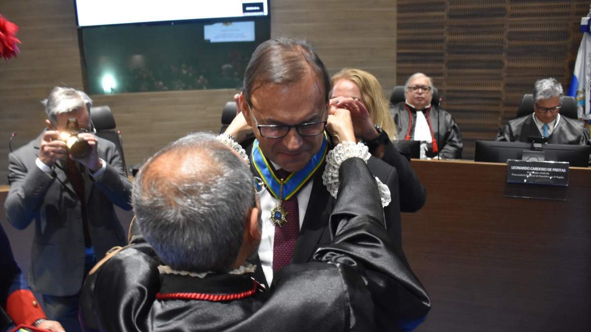 O desembargador do TJRJ, Elton Leme, ao receber a Medalha do Mérito Judiciário